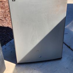 Large Mini Fridge 
