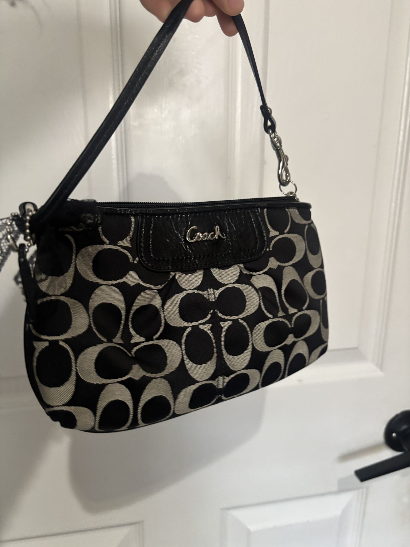 Coach Large Wristlet Grey And Black