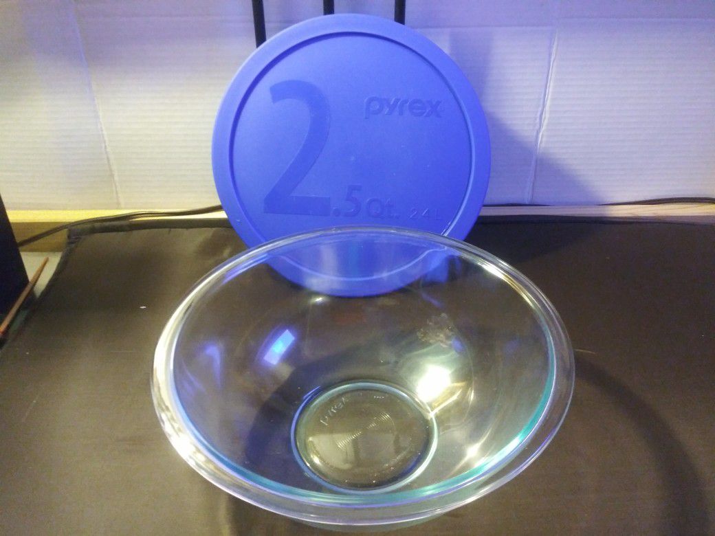 Pyrex glass 2.5 quart mixing bowl with lid