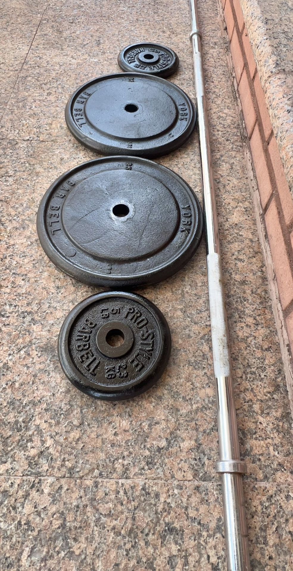 6ft Barbell Bar ..w/60 Pounds Metal Weights