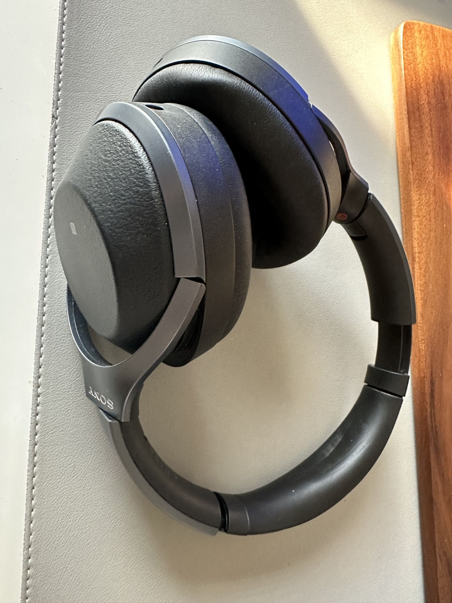 SONY wireless noise cancelling headphone