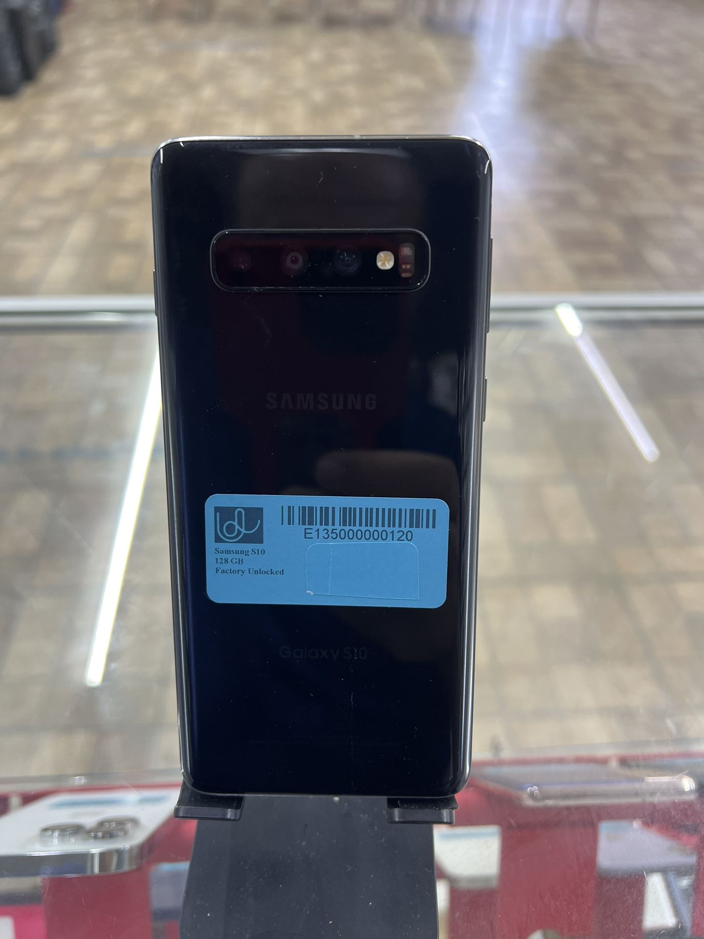 S 10  Unlocked 128Gb With Charger And Warranty @ 12811 N Nebraska Ave. Tampa, 33612 