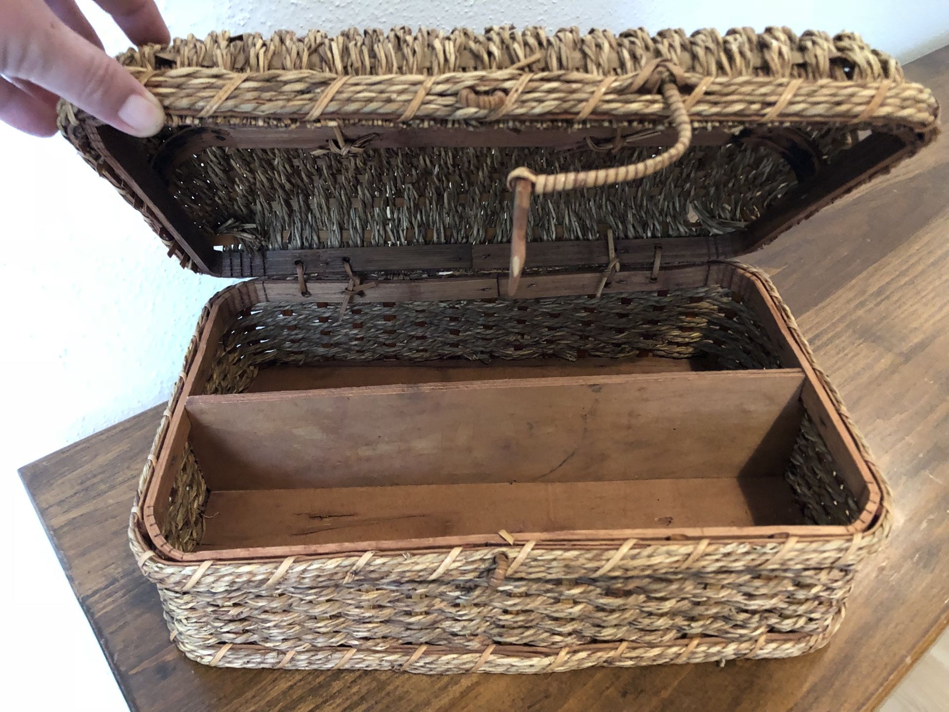 (IRVING, TX) Vintage Wicker Sewing Basket with Latch and Handle for