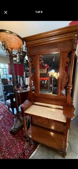 Made by Pulaski Beautiful Hall tree with marble