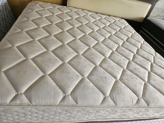 King Mattress And Box Spring
Good conditions 180
dlls free delivery