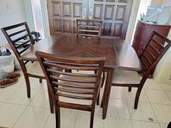 Dining room table and 4 chairs
