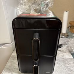 XL Dual Air Fryer 11.6QT – Brand New (minor dent) —Freidora de aire XL doble 11.6QT – Nueva (ligera abolladura)