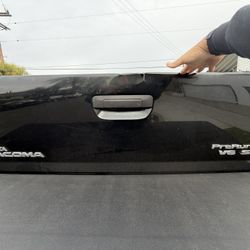 Tacoma 06-07 Tailgate (damaged)