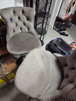 2 bar stools and 3 lamps