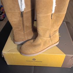 UGG BOOTS SIZE 9 BRAND NEW 