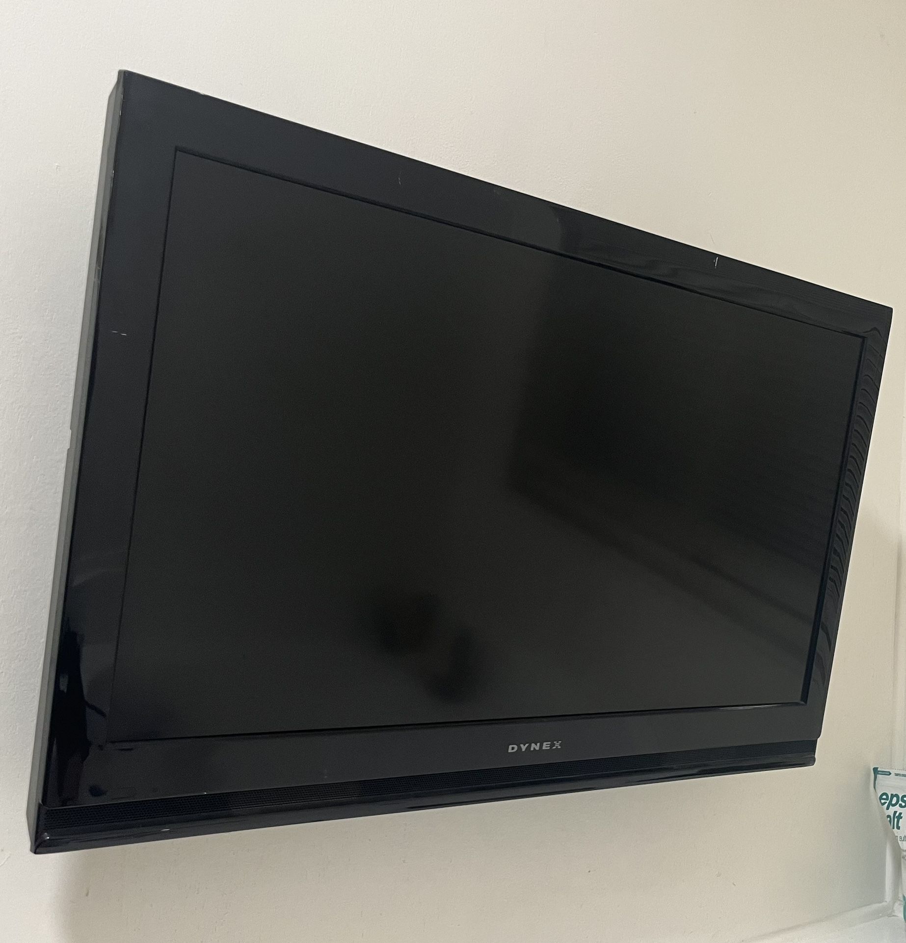 32 Inch Flatscreen Tv 1080 P Hardly Used