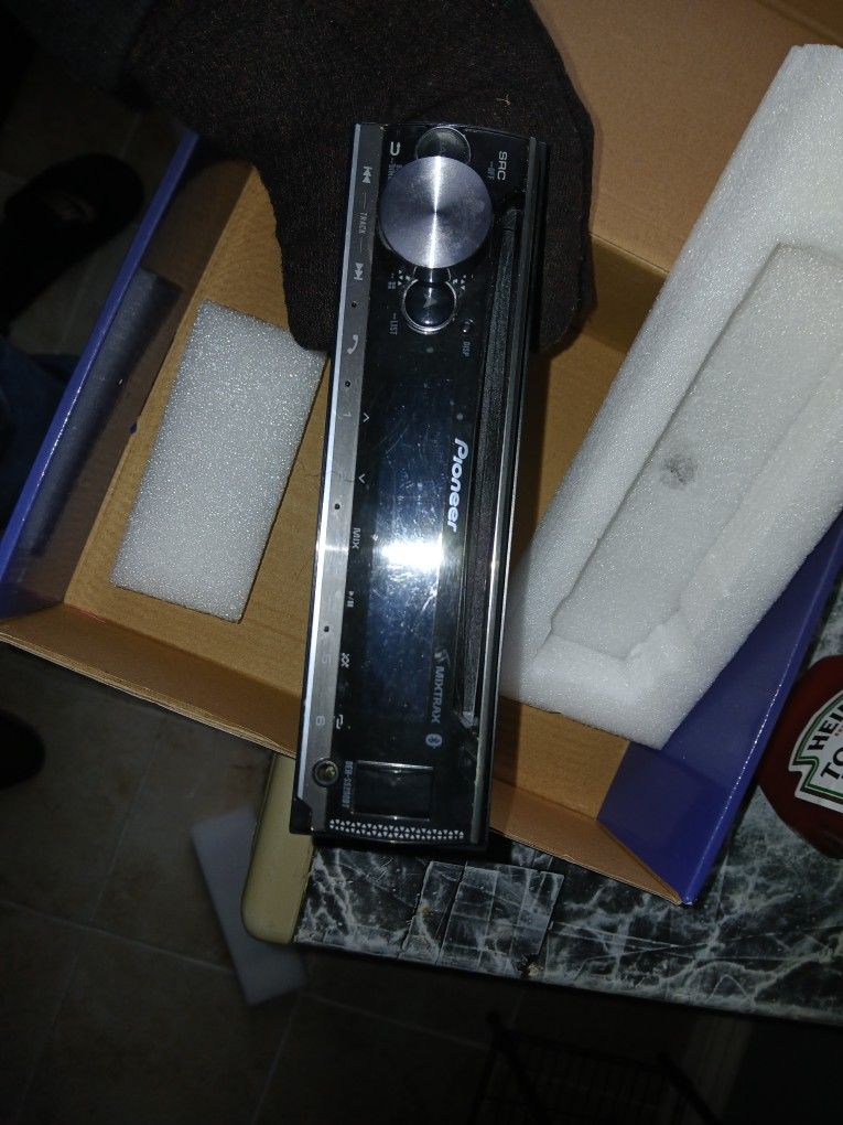 Pioneer Cd Bluetooth USB Aux Nice Radio 13band Eq 4volt Rca Outputs $50firm Price Pickup Only Serious Buyers Please Yes It Is Avaliable 