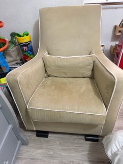 Monte Design Luxury Glider Chair – Excellent Condition