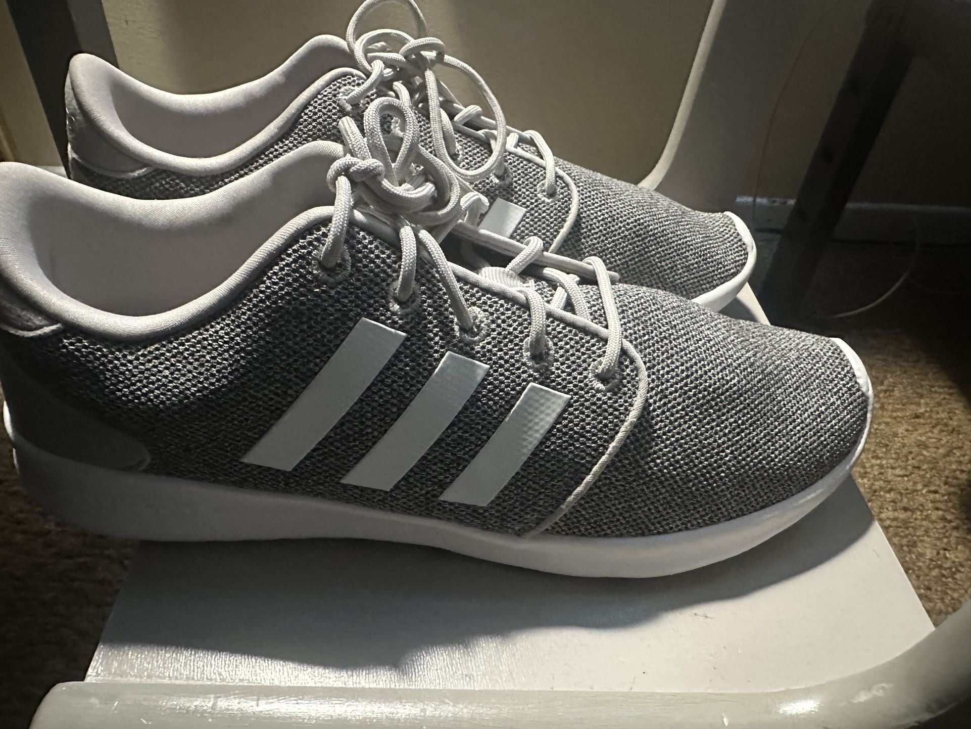 Adidas Cloud foam 9.5