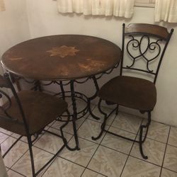 Table With 4 Chirs