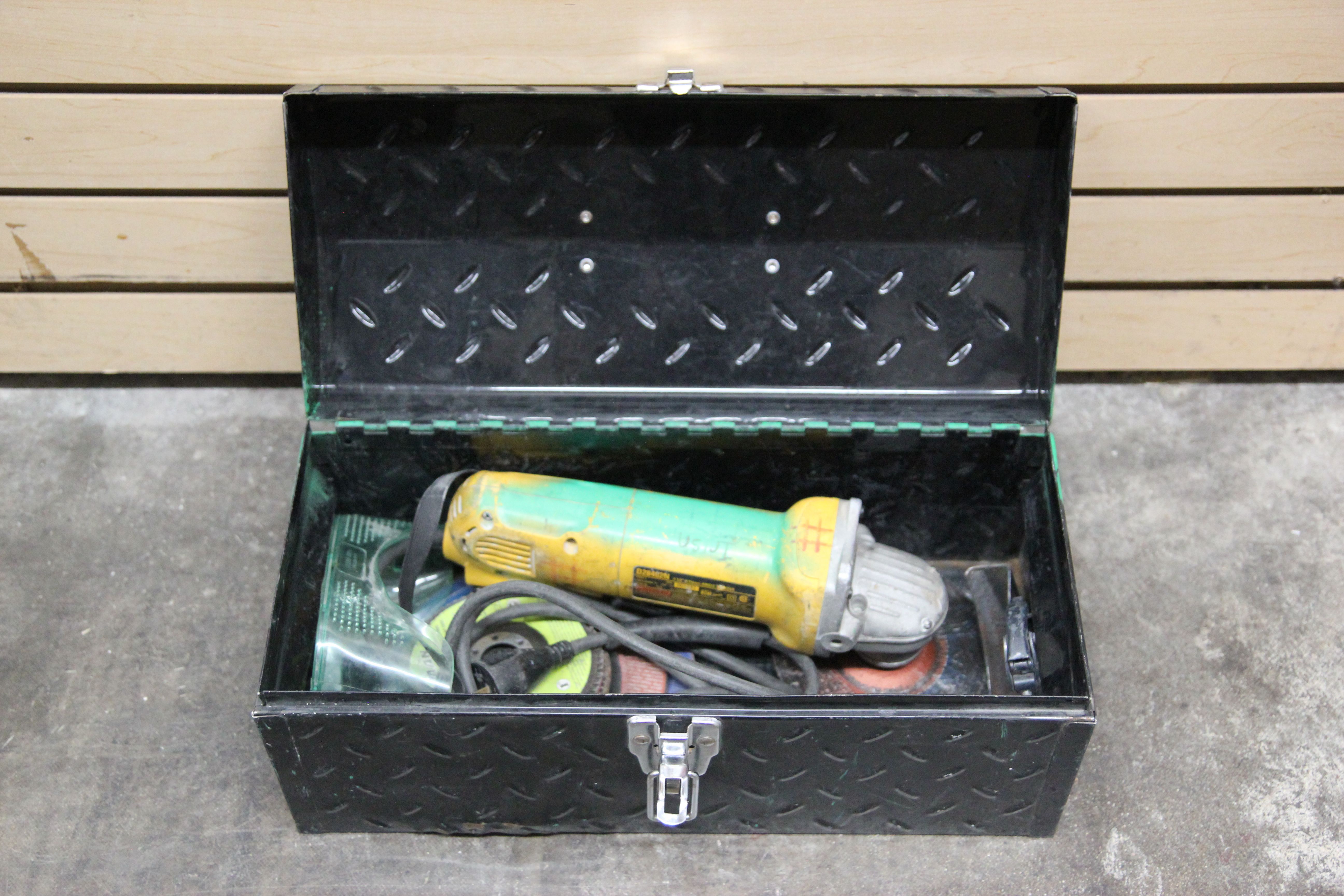 Dewalt D28402N Grinder With Extra Discs in Metal Case 