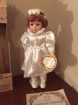 NEW IN BOX CROWNE FINE PORCELAIN MY FIRST COMMUNION COLLECTORS DOLL