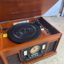 Victoria bluetooth and record player