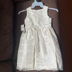 Vestido color beige para niña