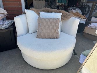 BEAUTIFUL WHITE ACCENT CHAIR (Swiveling)