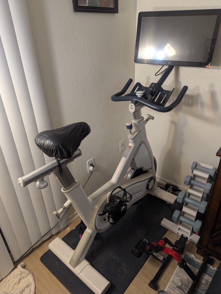 Exercise Bike With Screen, Heart Rate Monitor, Weights