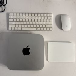 MacMini M1 8GB RAM / 256 GB w/ Keyboard, Mouse and Trackpad And 2TB EXTERNAL HARD DRIVE 
