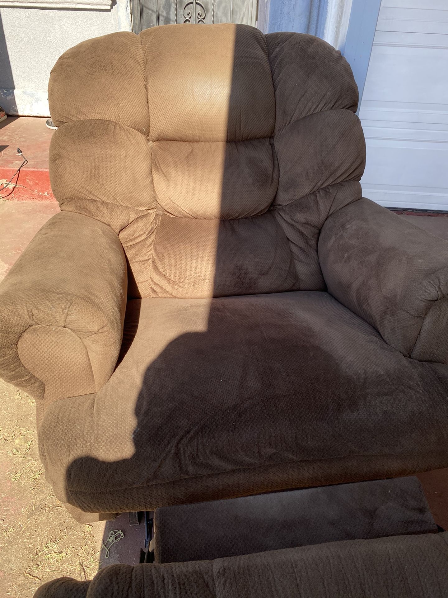 Lazy boy recliner works good and good condition (no pets and no smoking)