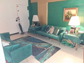 Who AIRBNB / STAGING LIVING ROOM SET
Complete matching set — perfect for Airbnb rentals, home staging, or furnished apartments.
Includes:
2 couches, 3