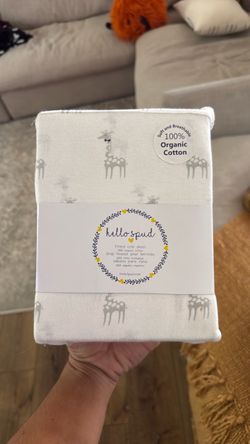 Fitted crib sheet