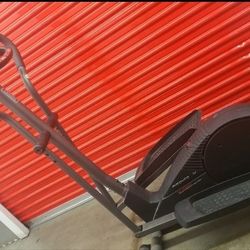 Elliptical Exercise Machine/Maquina De Ejercicio 