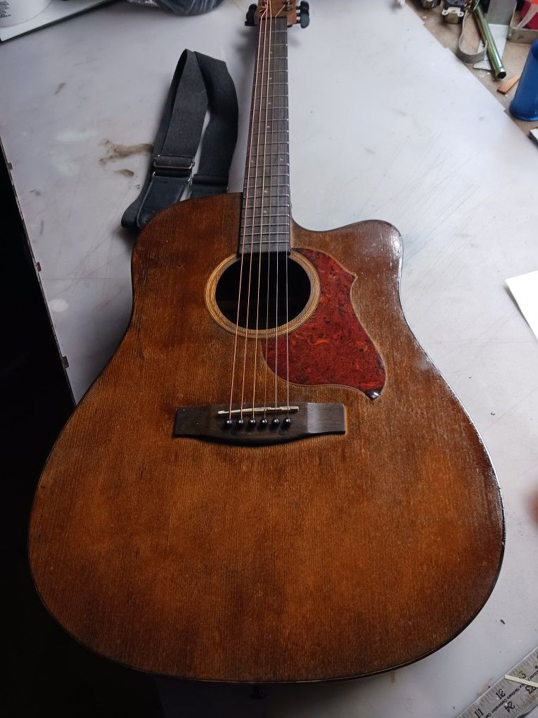 Acoustic Guitar Full Adult Size. Metal Strings.