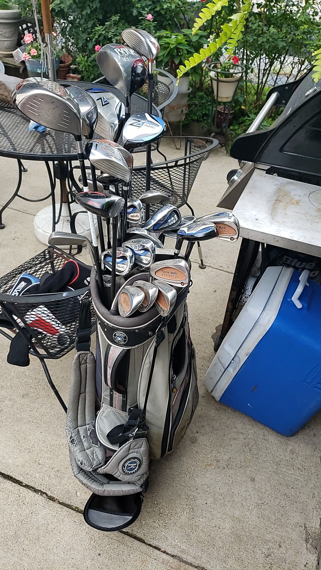bag of left handed golf clubs.