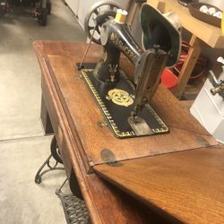 Singer Sewing Machine 