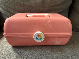 Perfectly Peachy Caboodles Model 2602 Organizer   Handled Case organizer is peach with a white handle and latch. This Caboodles Model 2602 has a fold-