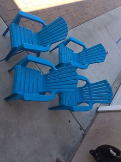 Kids outside chairs