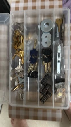Lot of key/locks door nobs,.....