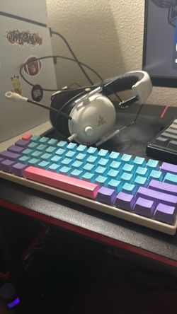 Razor headphones and keyboard