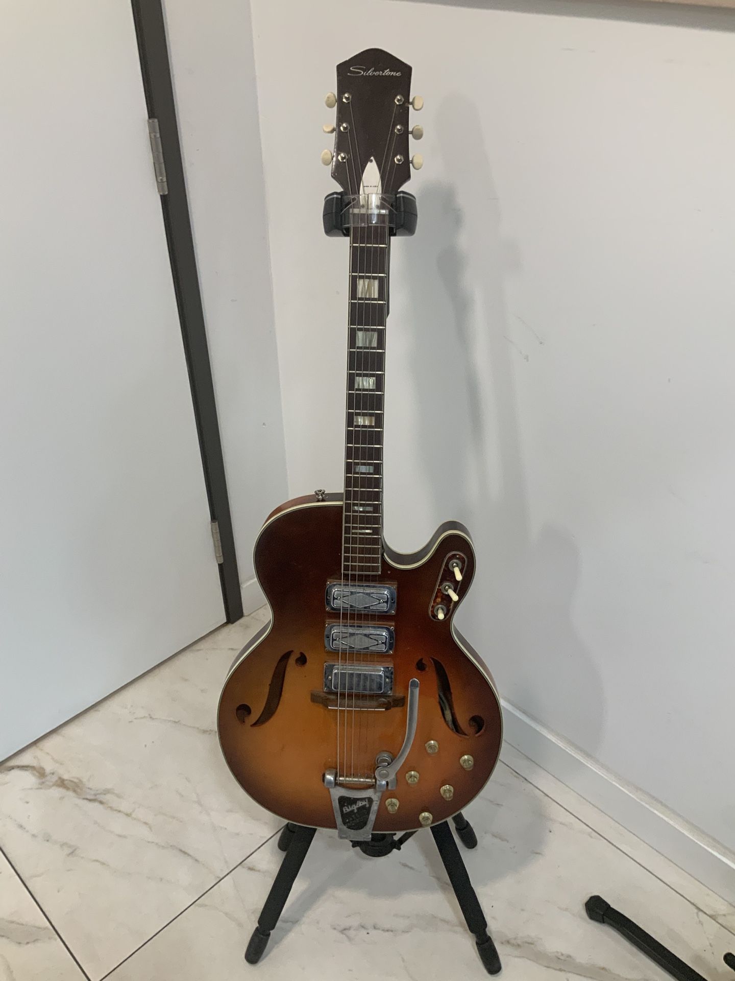 Harmony Guitar 1964 Model 1454 3 Pups With Bigsby In TKL case. Clean.