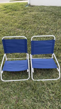 Selling 2 folding chairs.