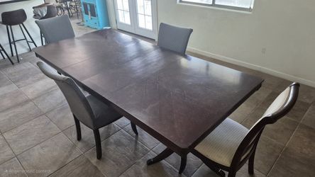 Dinner Table With 4 White Chairs 