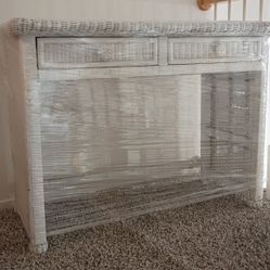 Vintage Heirloom White Wicker Desk In Excellent Condition!
