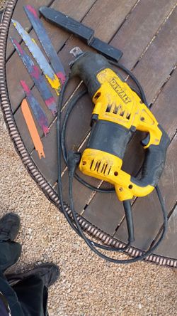 DeWalt DWE357 Reciprocating Saw (Sawzall) + 5 Blades