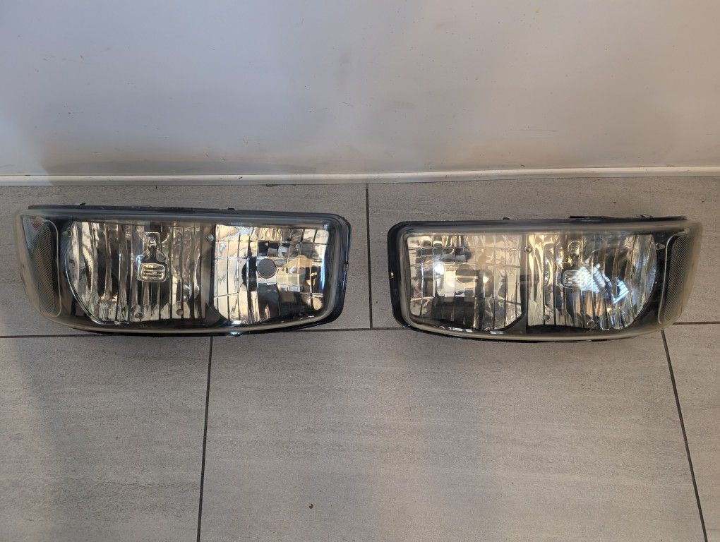 Headlights For 2002 GMC Sierra 1500 Also Fits Other Years