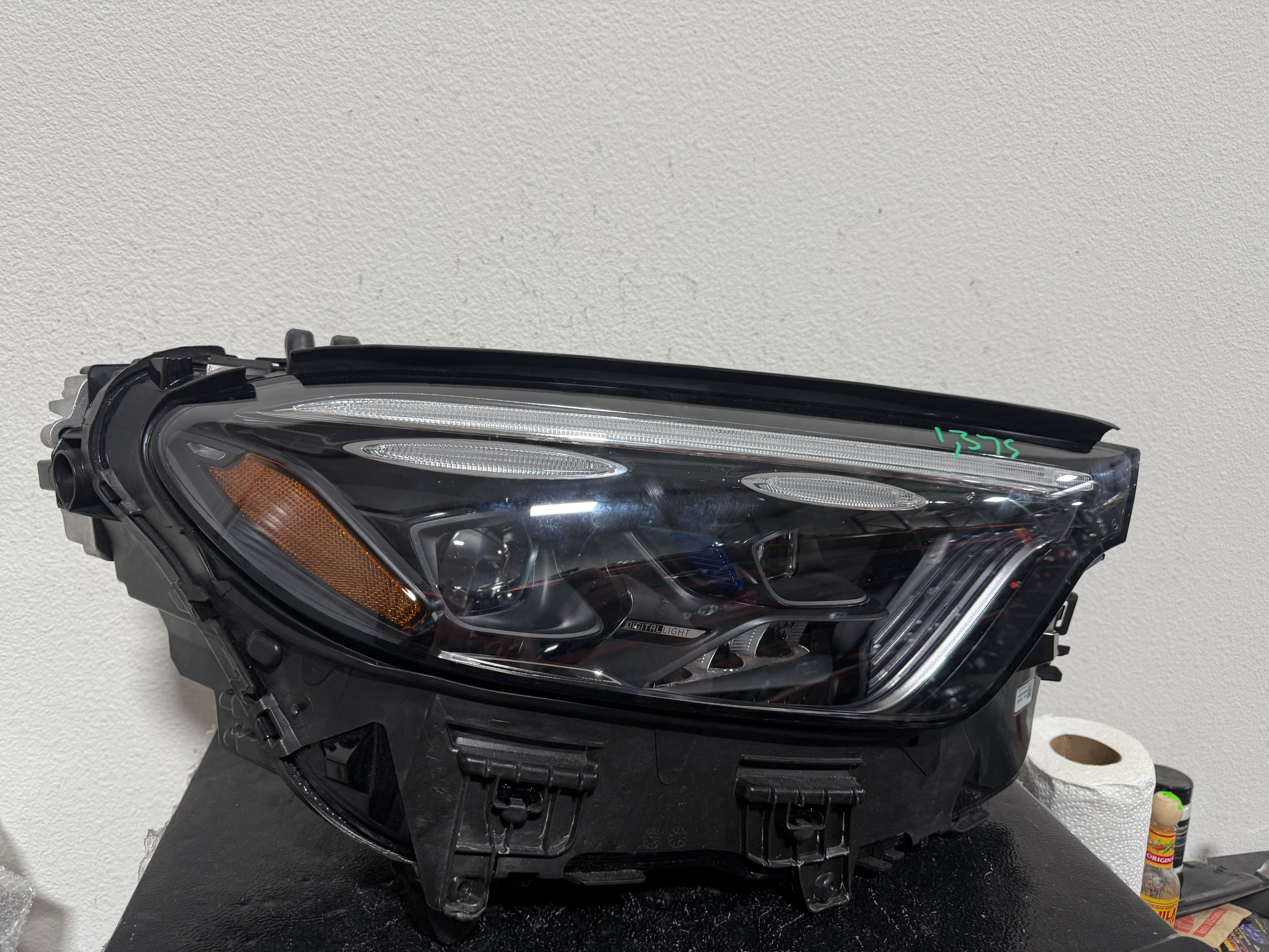 MERCEDES GLC RIGHT HEADLIGHT 2023