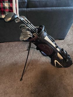 Complete Set of Men’s Titleist & Taylormade Golf Clubs with Taylormade Bag
