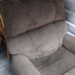 $175$ Kitchen TABLE/CHAIRS And Recliner $175$