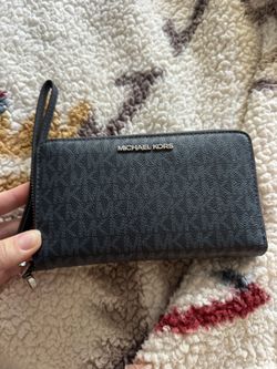 Michael Kors wristlet wallet 