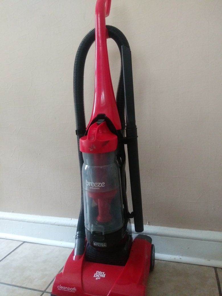 Dirt devil breeze cyclonic vacuum cleaner