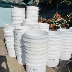 ☘️♥️Em có bán chậu nhựa loại lớn -dày có nắp đậy có vành xiết chặt thùng kín ! Dùng rất tiện  trồng cây - đựng đồ nghề ….chứa nước tưới cây làm phân….