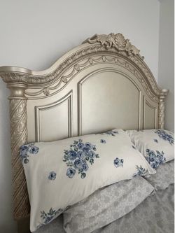 Queen bed 🛏️
